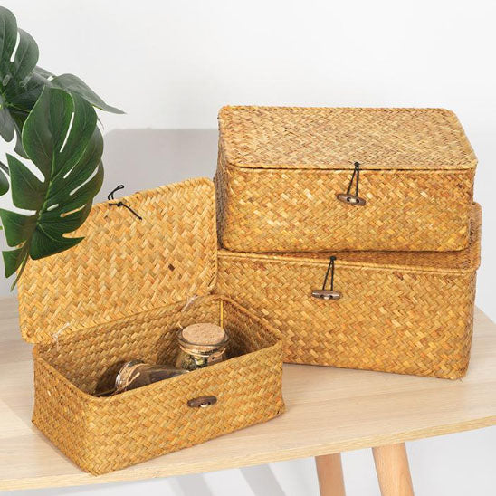 panier de rangement salle de bain tissé sur une table